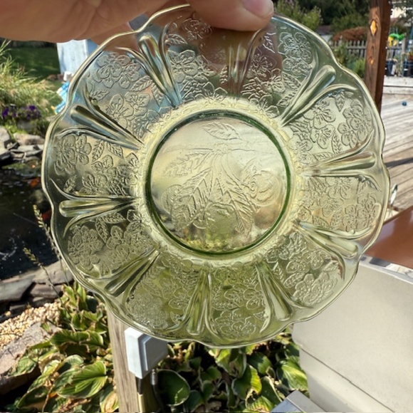Green depression cherry blossom saucer - Picture 1 of 2